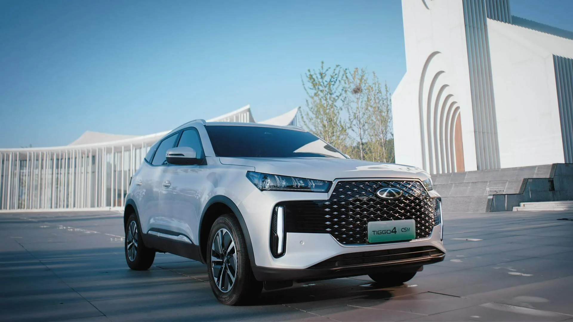 Chery TIGGO 4 in Weiss vor moderner Architektur