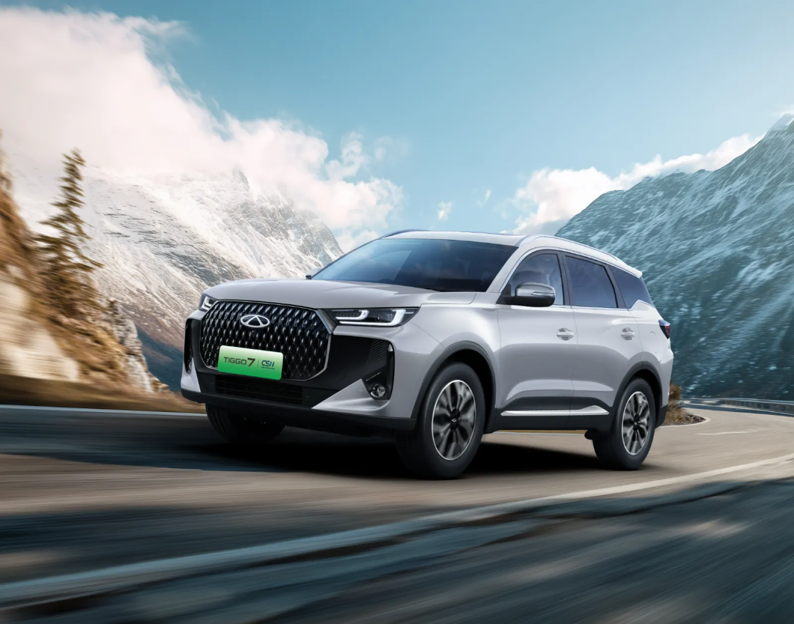 Chery TIGGO 7 in Silber auf einer Bergstrasse