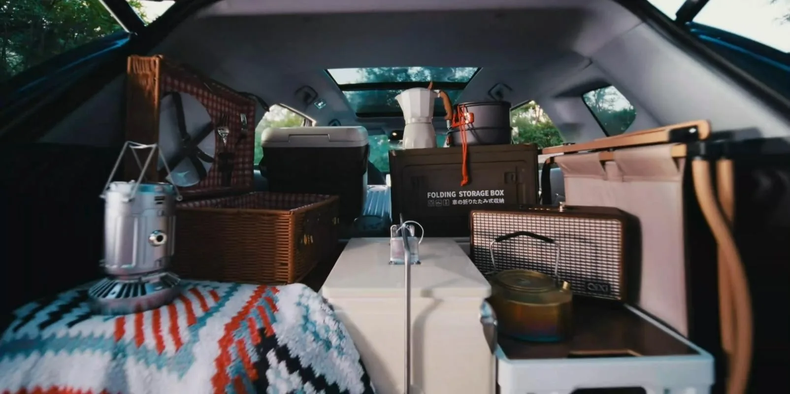 Beladener Kofferraum des Chery TIGGO 7 mit Campingausrüstung