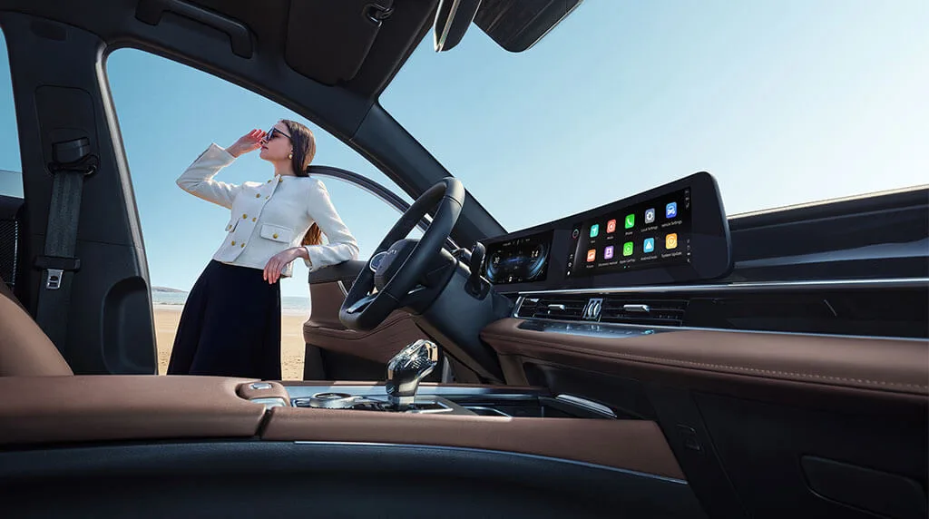 Cockpit des Chery TIGGO 7 mit durchgehendem Doppelbildschirm und hellbraunem Leder