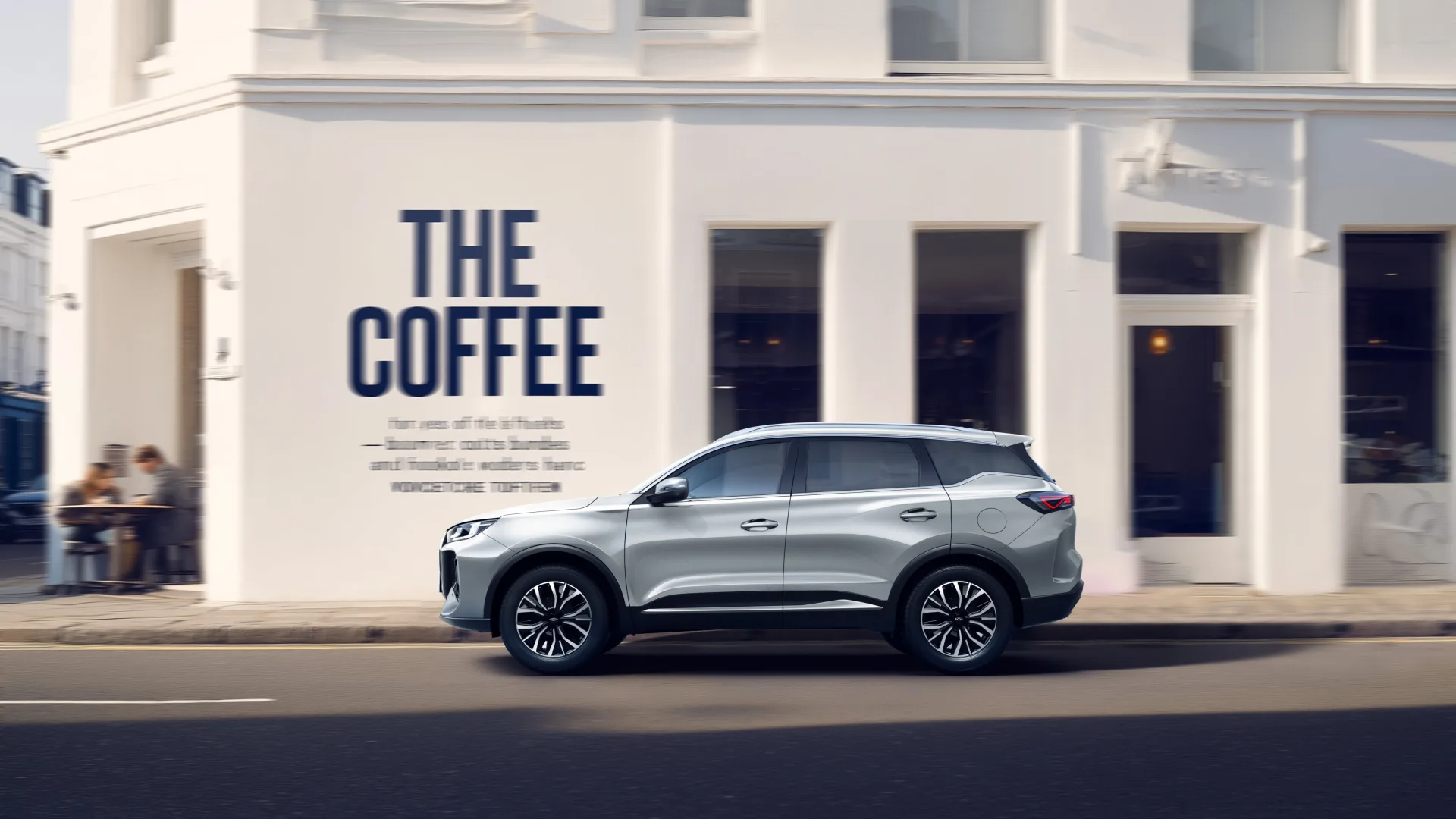 Chery TIGGO 7 in Silber in der Seitenansicht vor einem Café