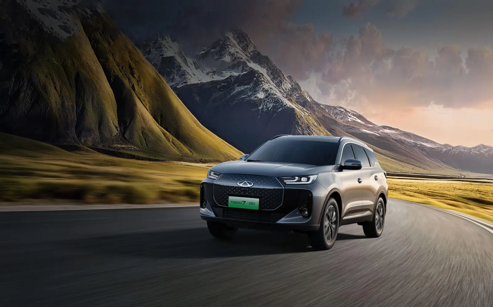 Chery TIGGO 7 PHEV auf einer Bergstrasse vor verschneiten Gipfeln