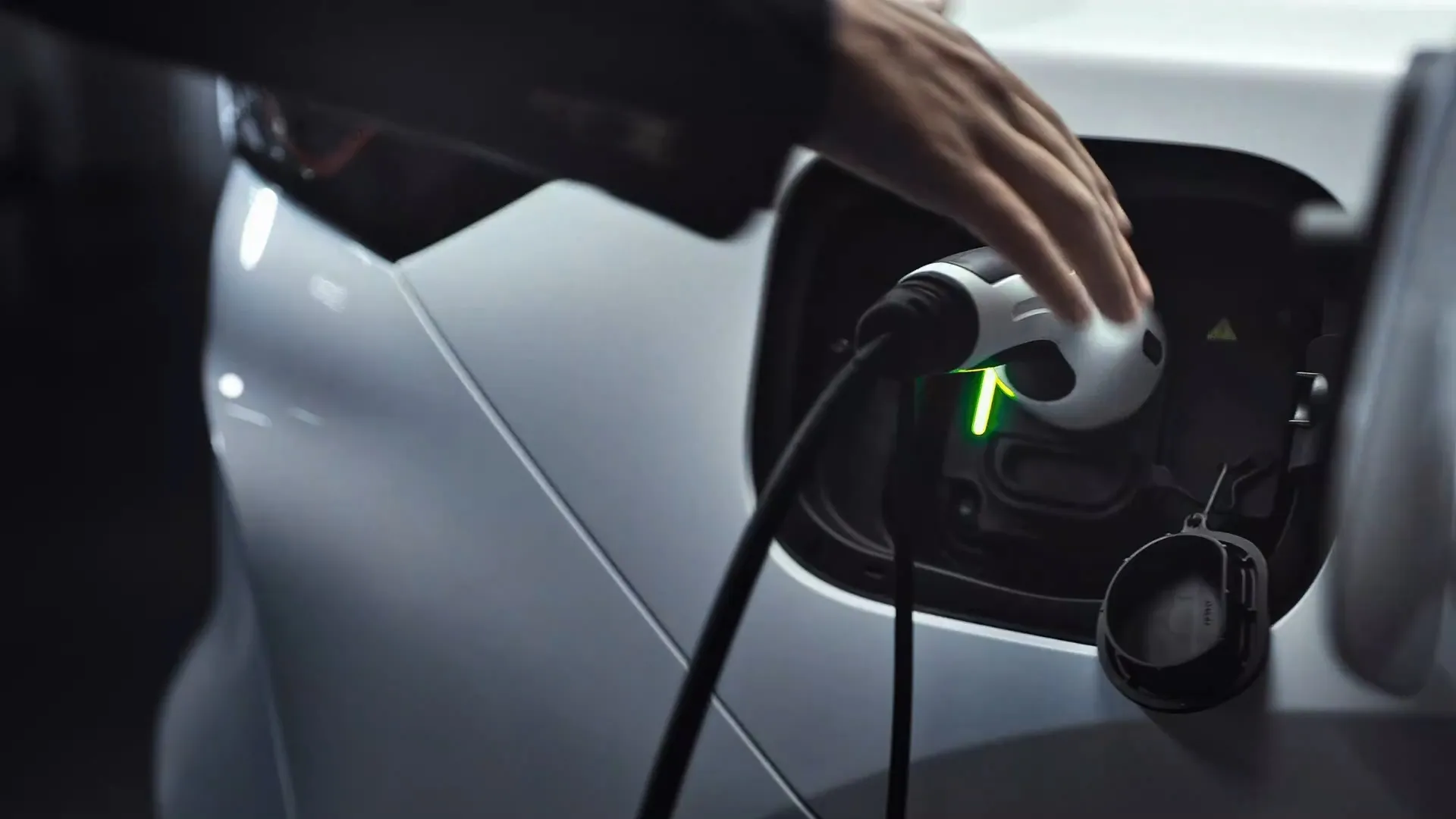 Ladestecker an der Ladebuchse des Chery TIGGO 7 PHEV