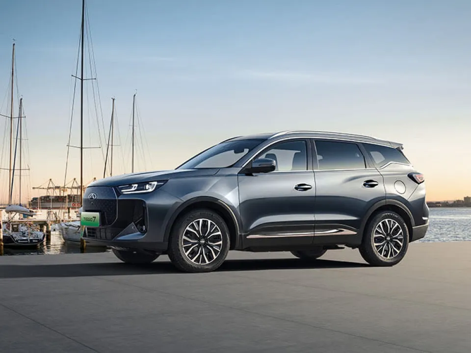 Chery TIGGO 7 PHEV in der Seitenansicht an einem Jachthafen
