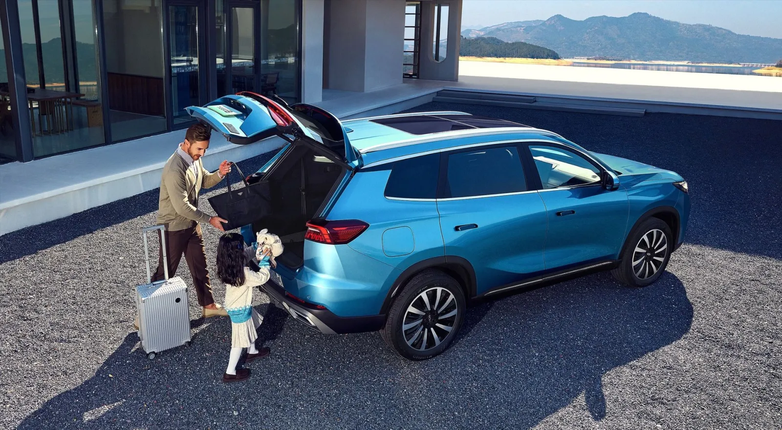 Familie lädt Gepäck in den Chery TIGGO 8 PHEV
