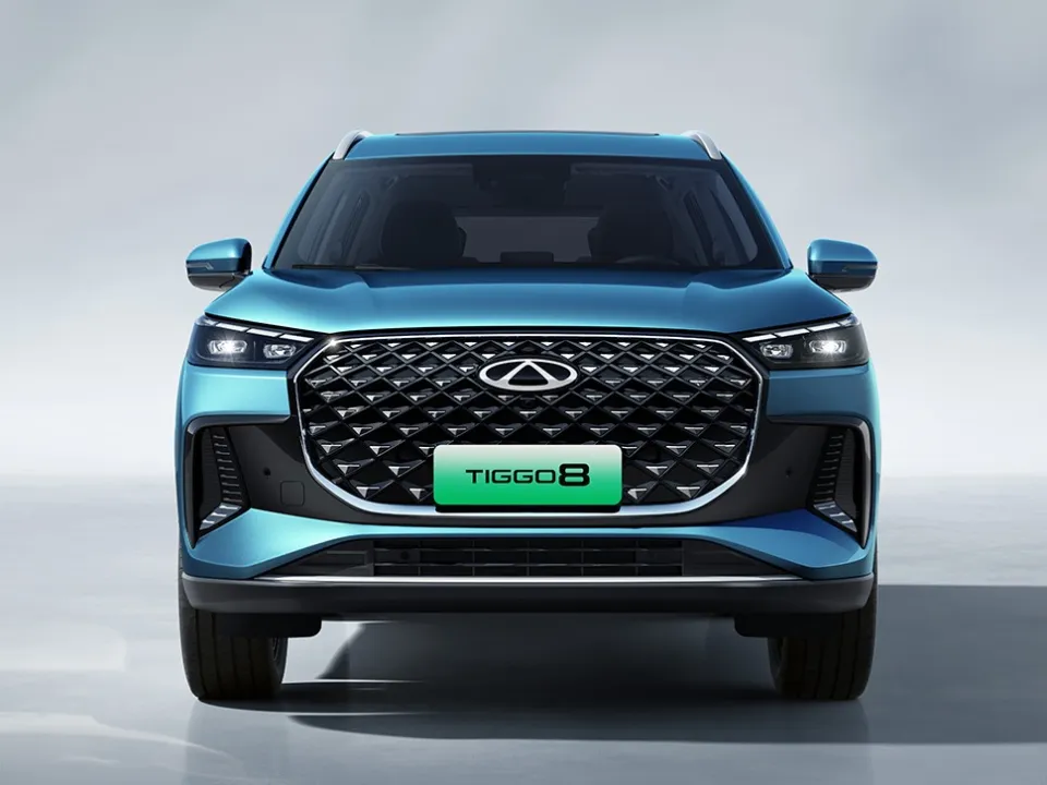 Front des Chery TIGGO 8 PHEV mit Kühlergrill im Diamantmuster