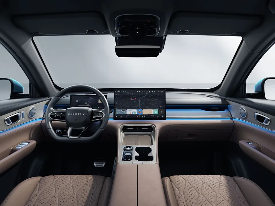 Cockpit des Chery TIGGO 8 PHEV mit Zentraldisplay und Ambientebeleuchtung